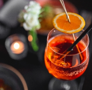 Hälma Getränke Cocktail mit Strohhalm